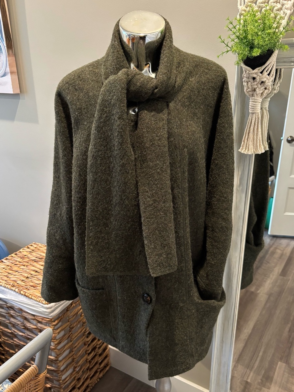 Gorgeous Paul Costelloe 100% wool jacket / coat in as new condition!!